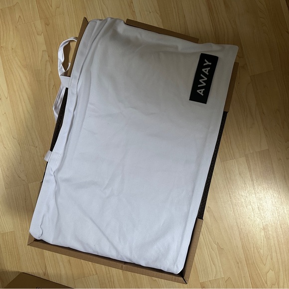 Away The Bigger Carry-On: Aluminum Edition - Brand new in box - Picture 8 of 12